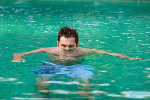 Occhi rossi in piscina? La colpa non è del cloro, ma della pipì