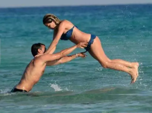 Costanza Caracciolo e Primo Reggiani hot al mare