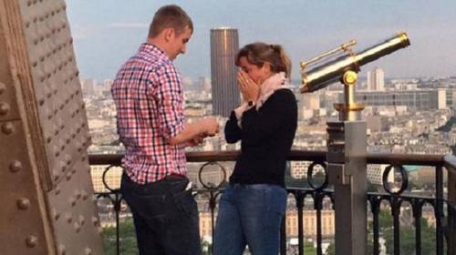 Fidanzati sulla Torre Eiffel, il web si mobilita per cercarli