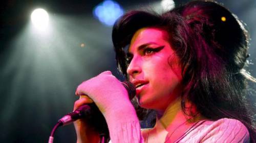 Amy Winehouse oggi avrebbe compiuto 40 anni: le 5 canzoni più belle