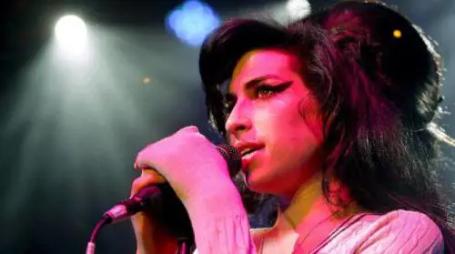 Amy Winehouse oggi avrebbe compiuto 40 anni: le 5 canzoni più belle