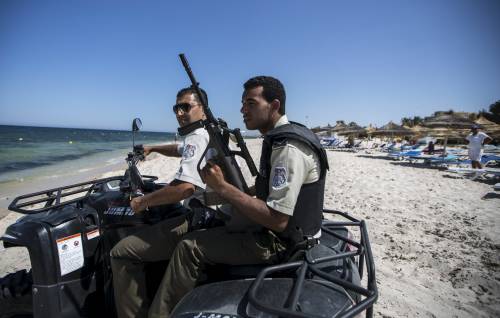 Forze di sicurezza tunisine in spiaggia