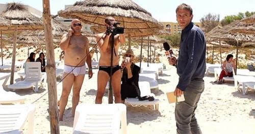 Tunisia, giornalista Sky sulla spiaggia del massacro con operatori in mutande