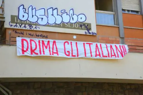 Casapound caccia gli immigrati da ex scuola per darla agli italiani