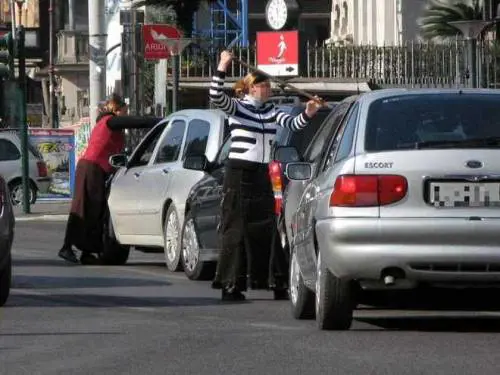 Lavavetri aggredisce automobilista: arrestato