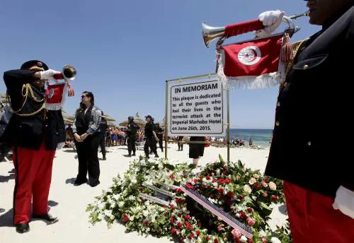Una targa dedicata alle vittime di Sousse sulla spiaggia tunisina