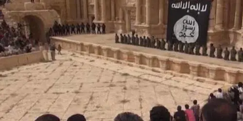 L'ennesimo orrore dell'Isis: soldati siriani giustiziati dai ragazzini a Palmira