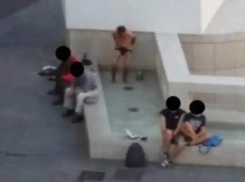 Brescia, uomo si fa  il bidet nella fontana 