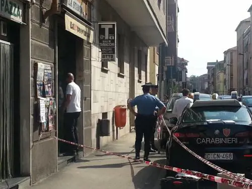 La tabaccaia uccisa: non è una rapina