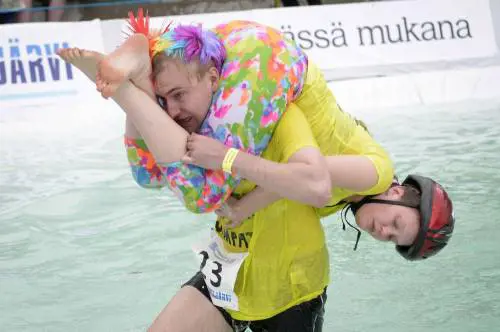 Finlandia, il campionato del mondo di "trasporto della moglie"