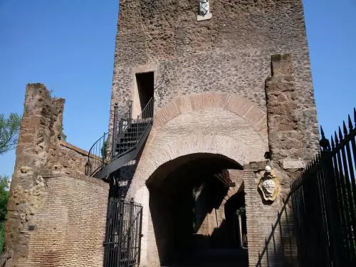 Roma, centri sociali devastano monumento storico