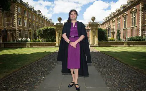 Un college di Cambridge permette ai maschi di indossare la gonna