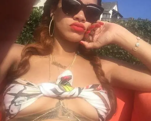 Rihanna, il seno esplode su Instagram. Ma è il profilo di un'amica