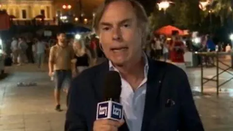 Imprevisto per l'inviato del Tg1: la ragazza lo bacia in diretta tv