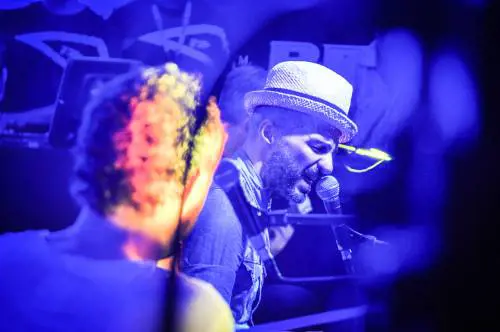 Subsonica, un mini-set acustico da una chiatta sul naviglio milanese