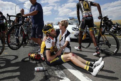 Brutta caduta al Tour de France, gara fermata