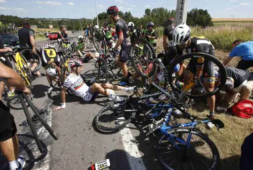 Maxi caduta al Tour: gara sospesa  A Huy vince Rodriguez, Froome in giallo