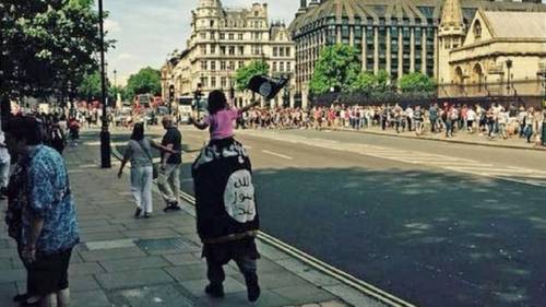 A Londra si può andare in giro sventolando la bandiera dell'Isis