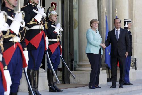 Il pianto greco della Merkel "Nuovi aiuti a Atene? Nein"