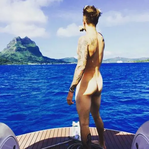 Justin Bieber, nudo integrale in rete. Miley Cyrus lo prende in giro