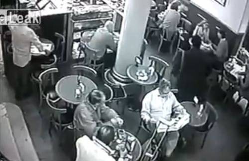 Argentina, entra in un bar e spara all'avvocato: poi il suicidio