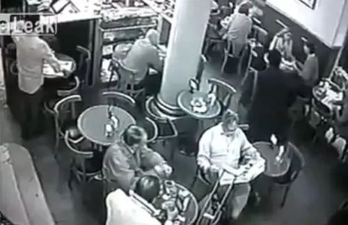 Argentina, entra in un bar e spara all'avvocato: poi il suicidio