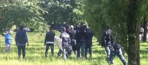 Immigrato prende a cinghiate i passanti e sputa sugli agenti