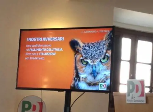 "Pd scarso nella comunicazione tv": Renzi sale in cattedra con tanto di gufo