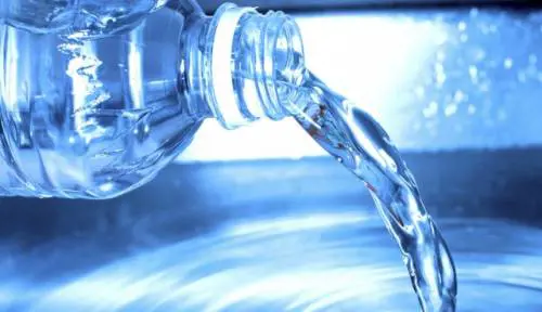 Pachino, acquista una bottiglia d'acqua e si ustiona il braccio
