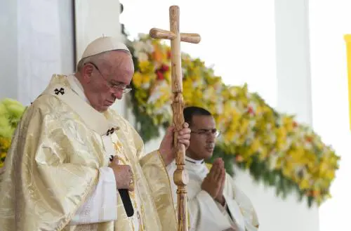 Francesco in Ecuador con il semplice bastone apostolico donatogli da un profugo somalo