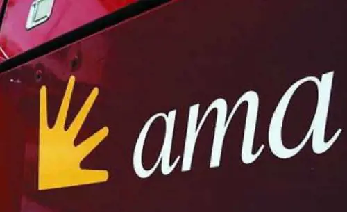 I genitori puliscono la scuola, ma l'Ama si fa pagare per i rifiuti