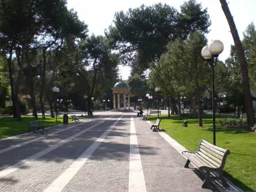 Pensionato 77enne e 43enne rumena, sesso sotto la statua di Garibaldi