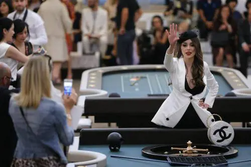 La sfilata di Chanel tra tavoli della roulette e slot