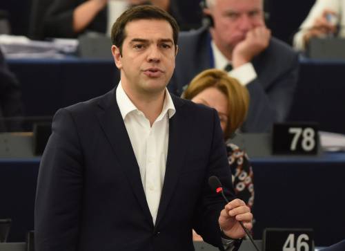 Tsipras si sfila la giacca: "Volete anche questa?"
