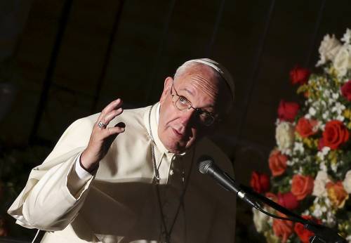 Immigrati, Papa Francesco: "Respingerli in mare è atto di guerra"