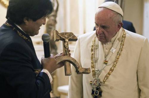 Un Crocifisso con falce e martello:  il dono di Morales a Papa Francesco