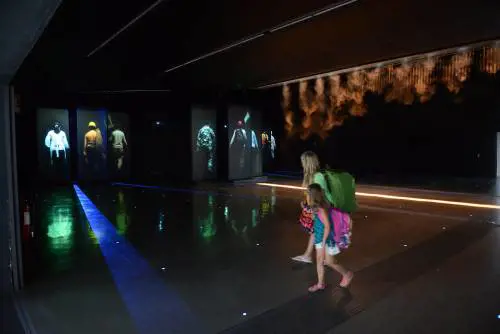 "Forward", installazione multi proiezione del maestro Wang Gongxing a Malpensa