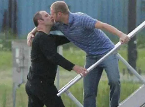 John Travolta in tribunale per la foto che testimonia la sua omosessualità