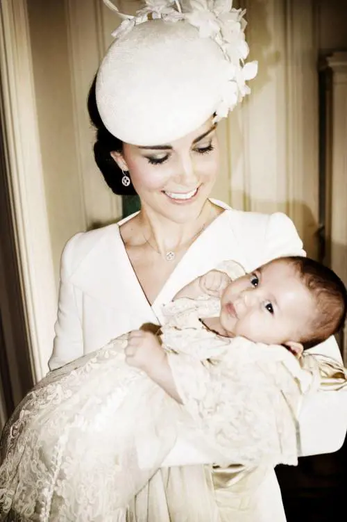 Royal family, ecco le foto ufficiali del battesimo di Charlotte