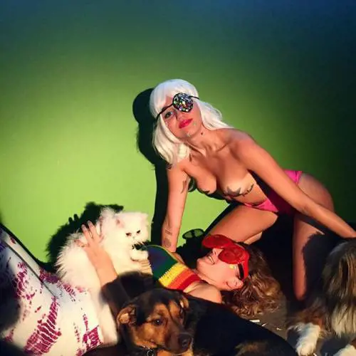 Miley Cyrus: nude look hot su Instagram per un nuovo progetto