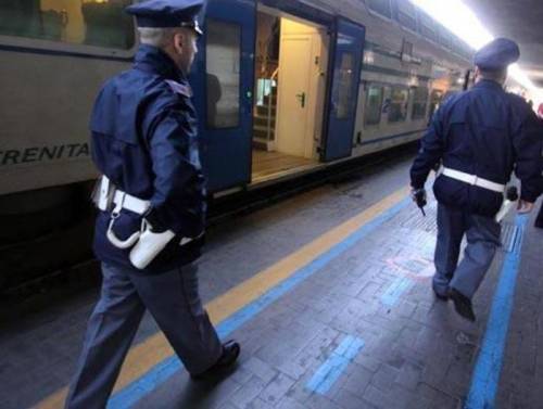 Rom senza biglietto insulta il capotreno e polizia: "Ho più soldi di voi italiani"