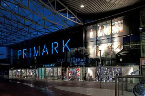 Primark ritira migliaia di infradito: "Contengono una sostanza cancerogena"