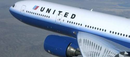 "Molestata sul volo United Airlines". La compagnia incolpa i pantaloncini