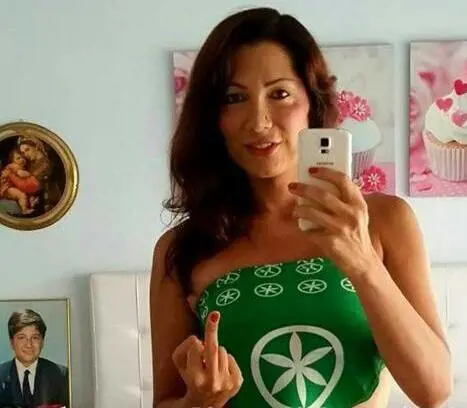 Dopo le polemiche sui manifesti, Efe Bal straccia la tessera della Lega