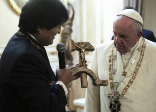 Il Papa lascia in Bolivia il crocifisso con falce e martello