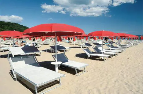 Vacanze, l'ombrellone più caro ad Alassio, a Gallipoli prezzi low cost