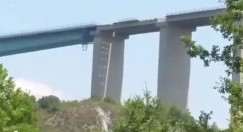 A3, la demolizione della campata del viadotto