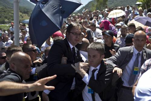 Srebrenica, vent'anni di odio. Sassi contro il premier serbo