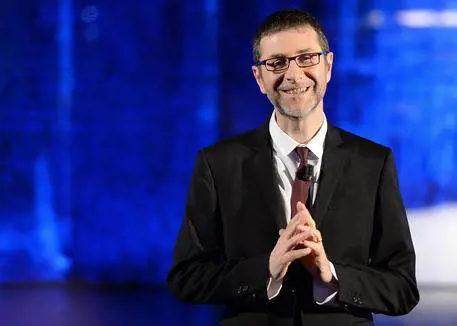 Fazio fa lo spot per la Tim. E scoppia la polemica: "È un giornalista, non può"