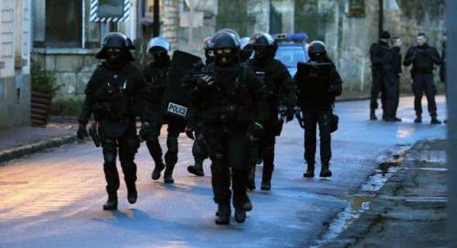 Parigi, liberati i 18 ostaggi sequestrati in un negozio: sarebbe una rapina